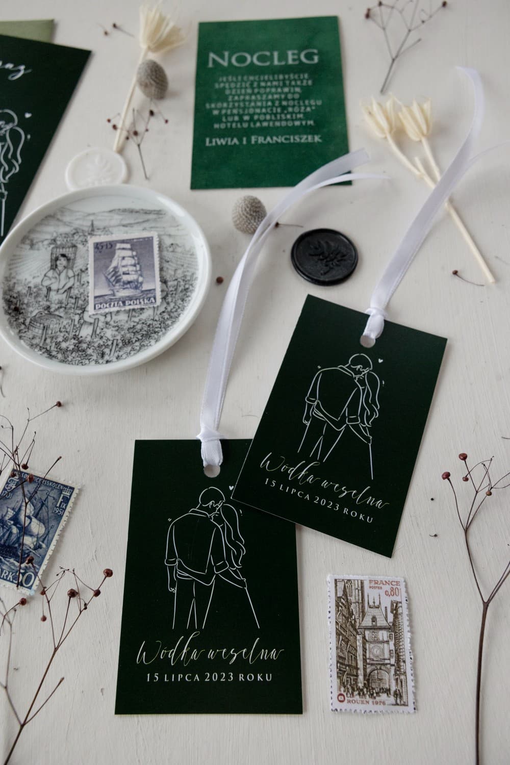 Zawieszki z Parą Młodą w butelkowej zieleni, personalizowane | Zawieszki na wódkę weselną | Magnolia nr 2