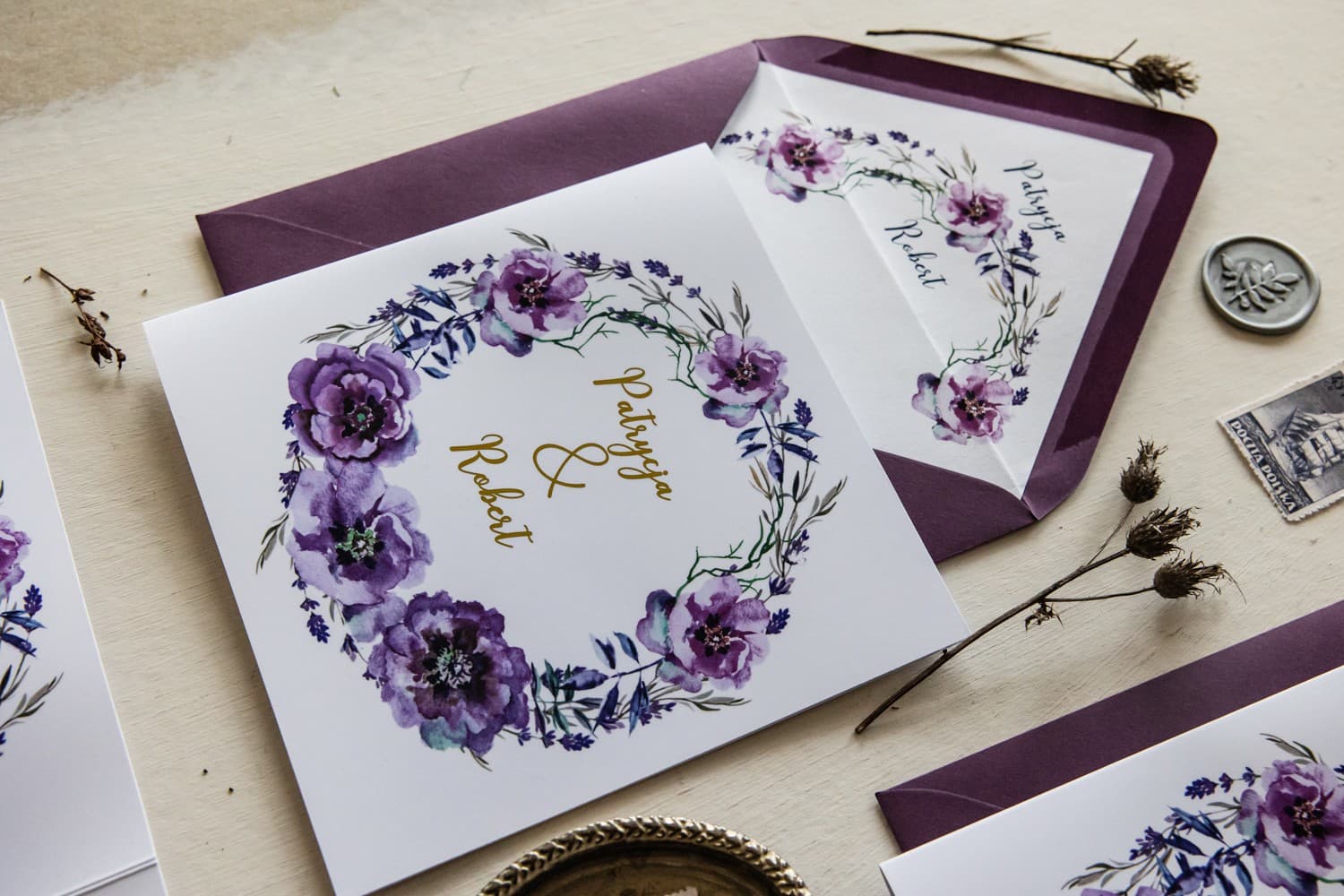 Hochzeitseinladung Cykade Nr. 9 – Violette Blüten und Gold - 3