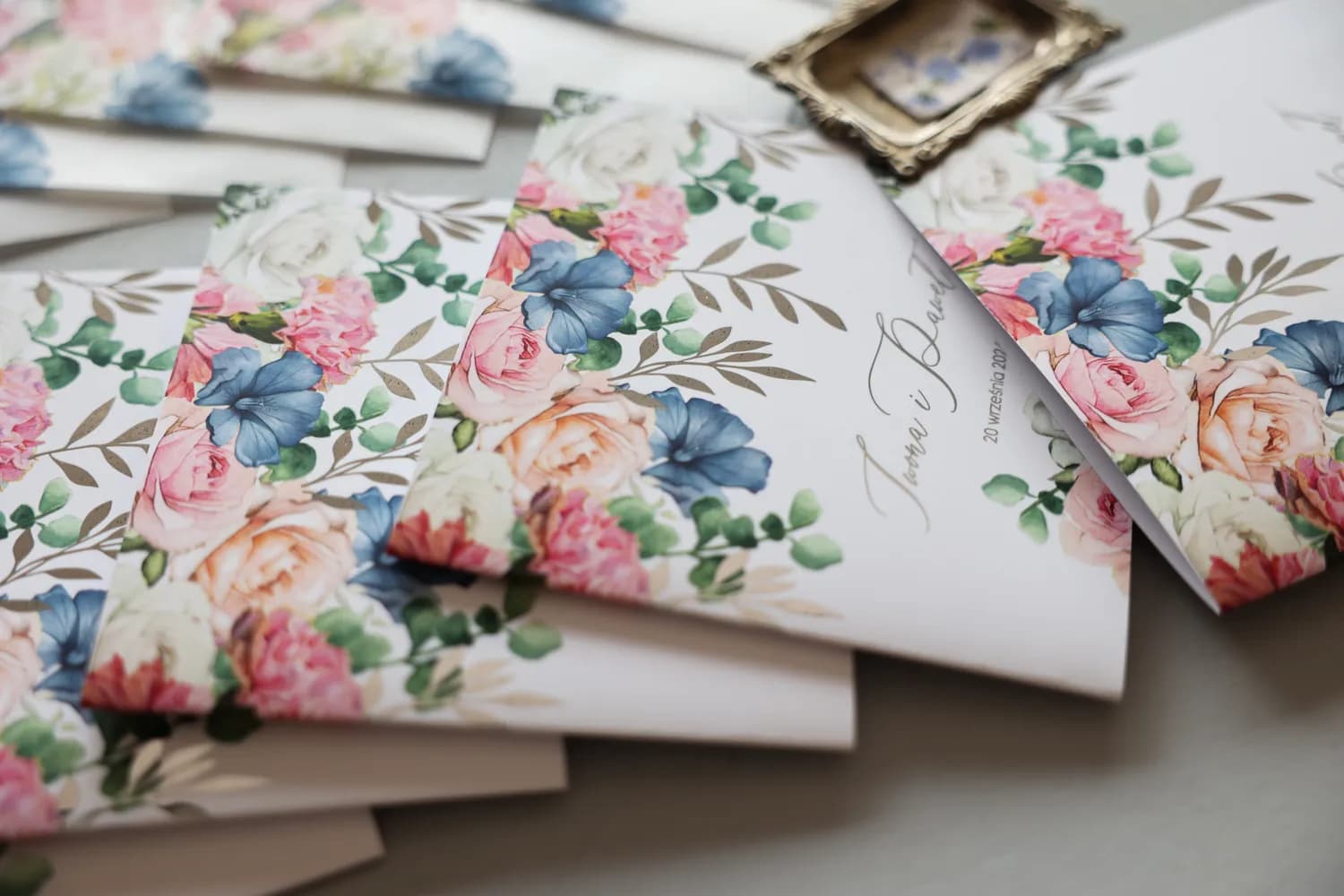 Srebrzone Zaproszenia na Wesele Rubin nr 14 – Motyw Róż i Błękitu - 3