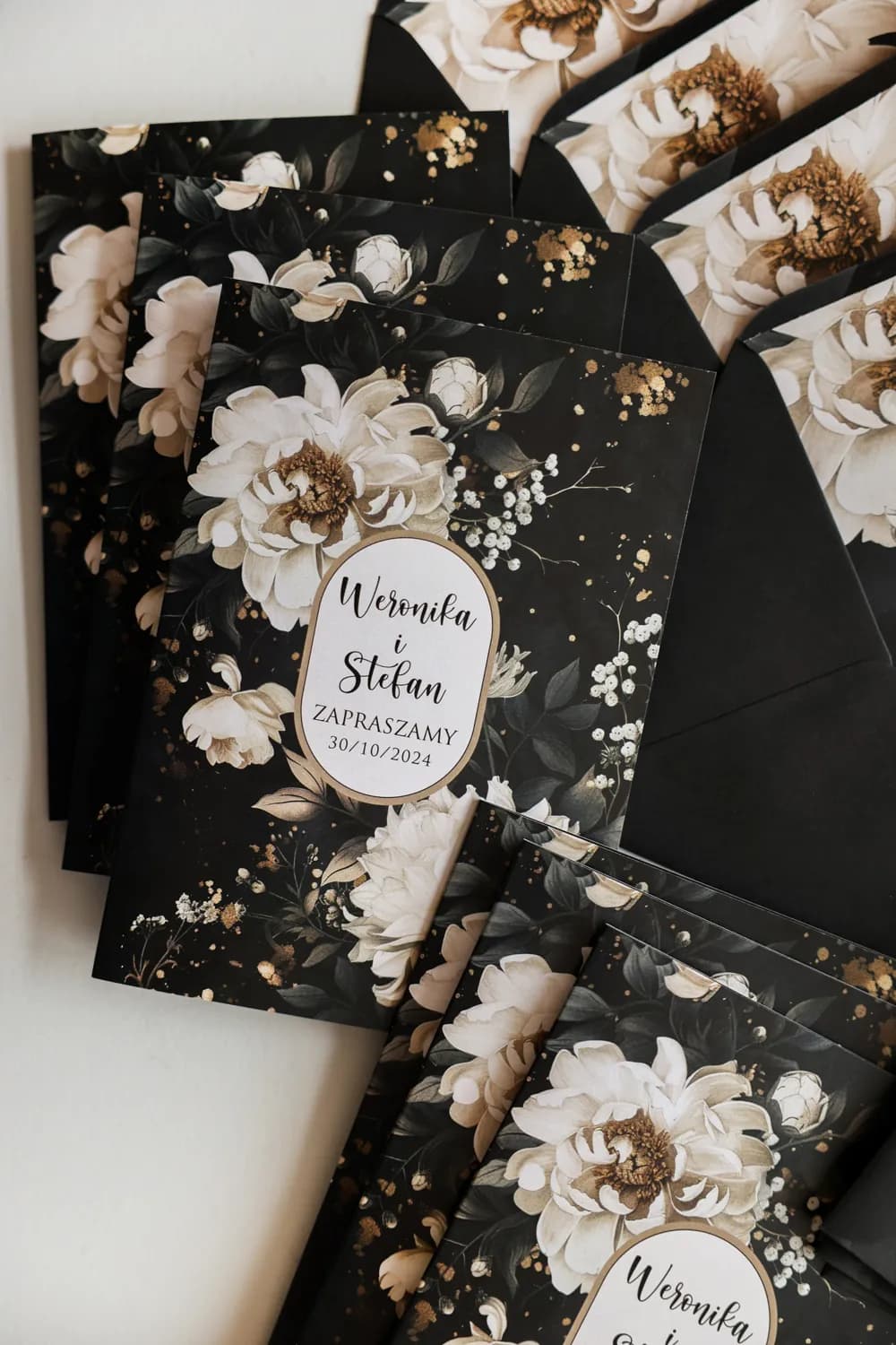 Hochzeitseinladung Impresja Nr. 17 – Schwarzer Grund und beige Blüten - 2
