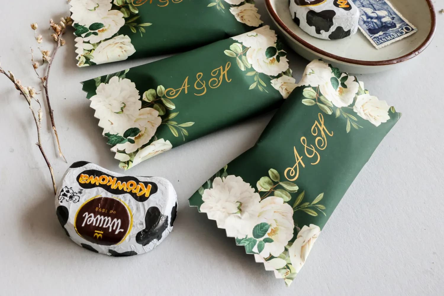 Bonbons mit Initialen, vergoldet, grüne Pfingstrosen | Gastgeschenke, Hochzeits-Schokolade | Szafirowe Nr. 3 - 2