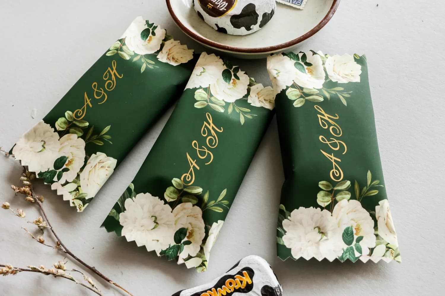 Bonbons mit Initialen, vergoldet, grüne Pfingstrosen | Gastgeschenke, Hochzeits-Schokolade | Szafirowe Nr. 3 - 3