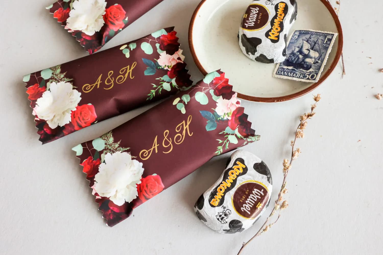 Hochzeitsschokolade mit Initialen, burgunderrote Blumen | Elegante Gastgeschenke | Szafirowe nr 9 - 3