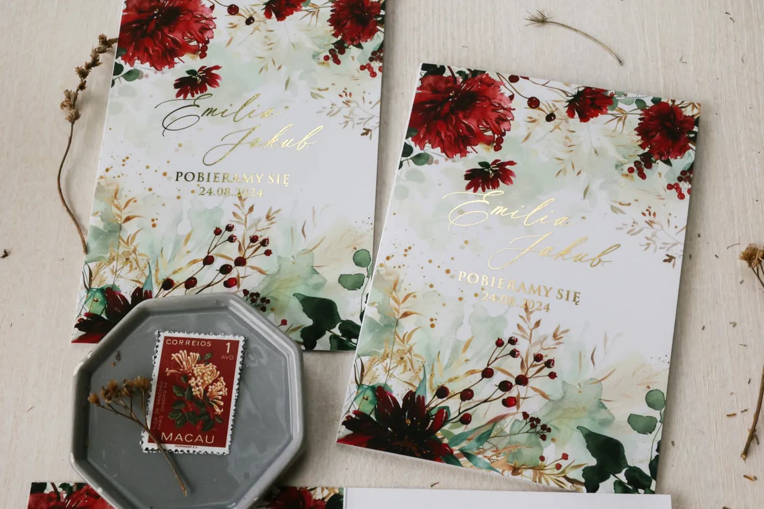 Zaproszenia ślubne złocone z czerwonymi kwiatami i akwarelowymi liśćmi Ruskus nr 1 - 2