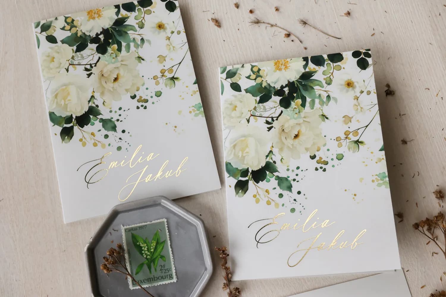 Botanische Hochzeitseinladungen mit weißen Blüten und Goldprägung – Ruskus Nr. 5 - 2