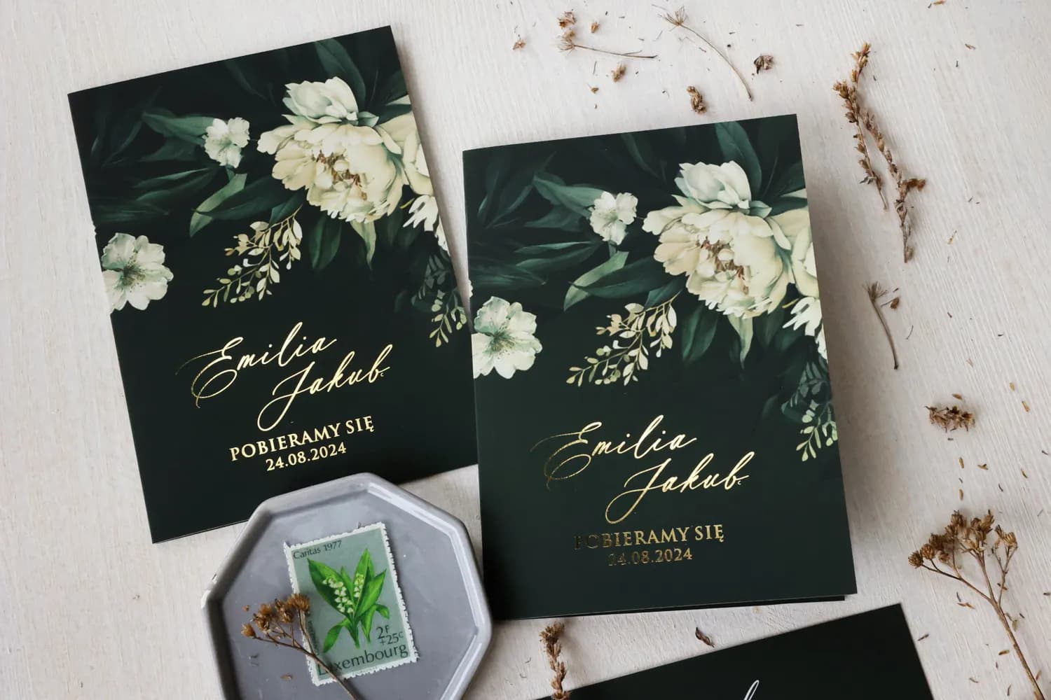 Botanische Hochzeitseinladungen in Flaschengrün mit Goldveredelung Ruskus Nr. 9 - 2