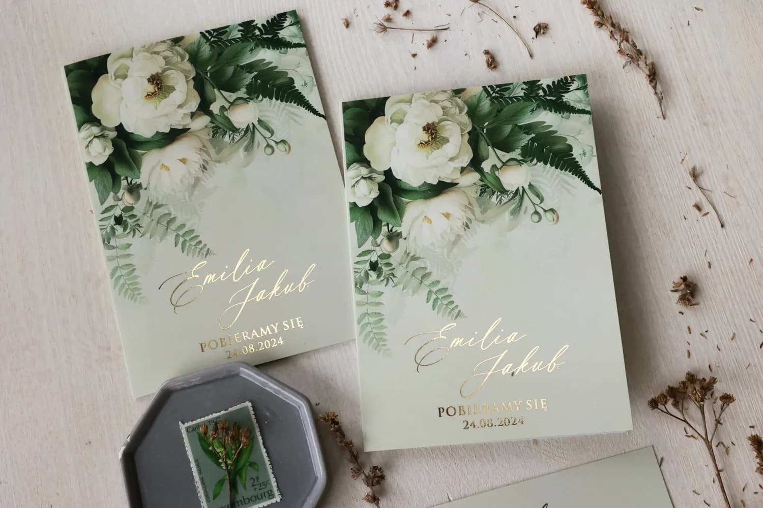 Zaproszenia ślubne botaniczne z zielonymi liśćmi i błyszczącym złoceniem Ruskus 11 - 2