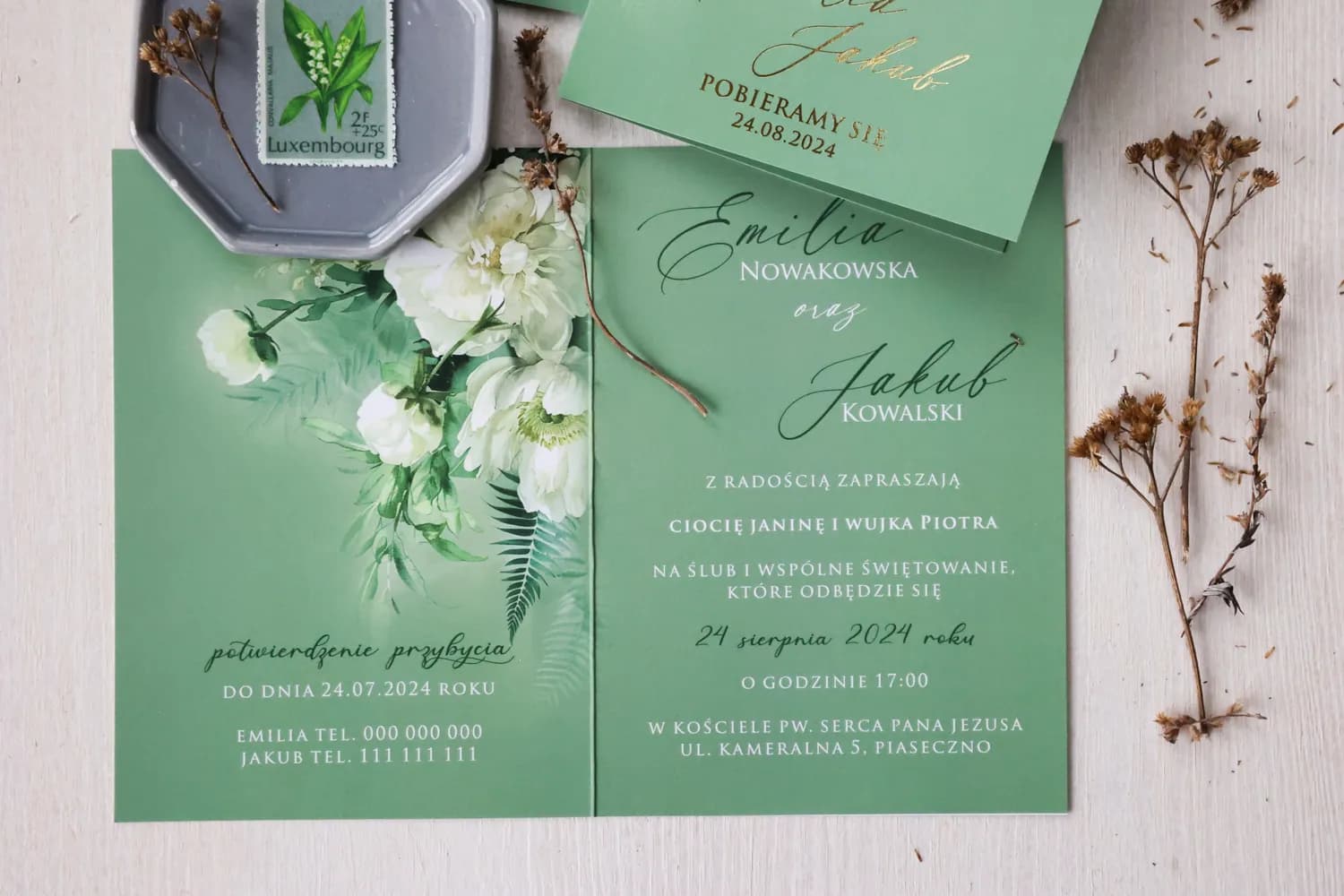 Hochzeitseinladungen in Smaragdgrün mit weißen Pfingstrosen und Goldprägung – Ruskus Nr. 12 - 2