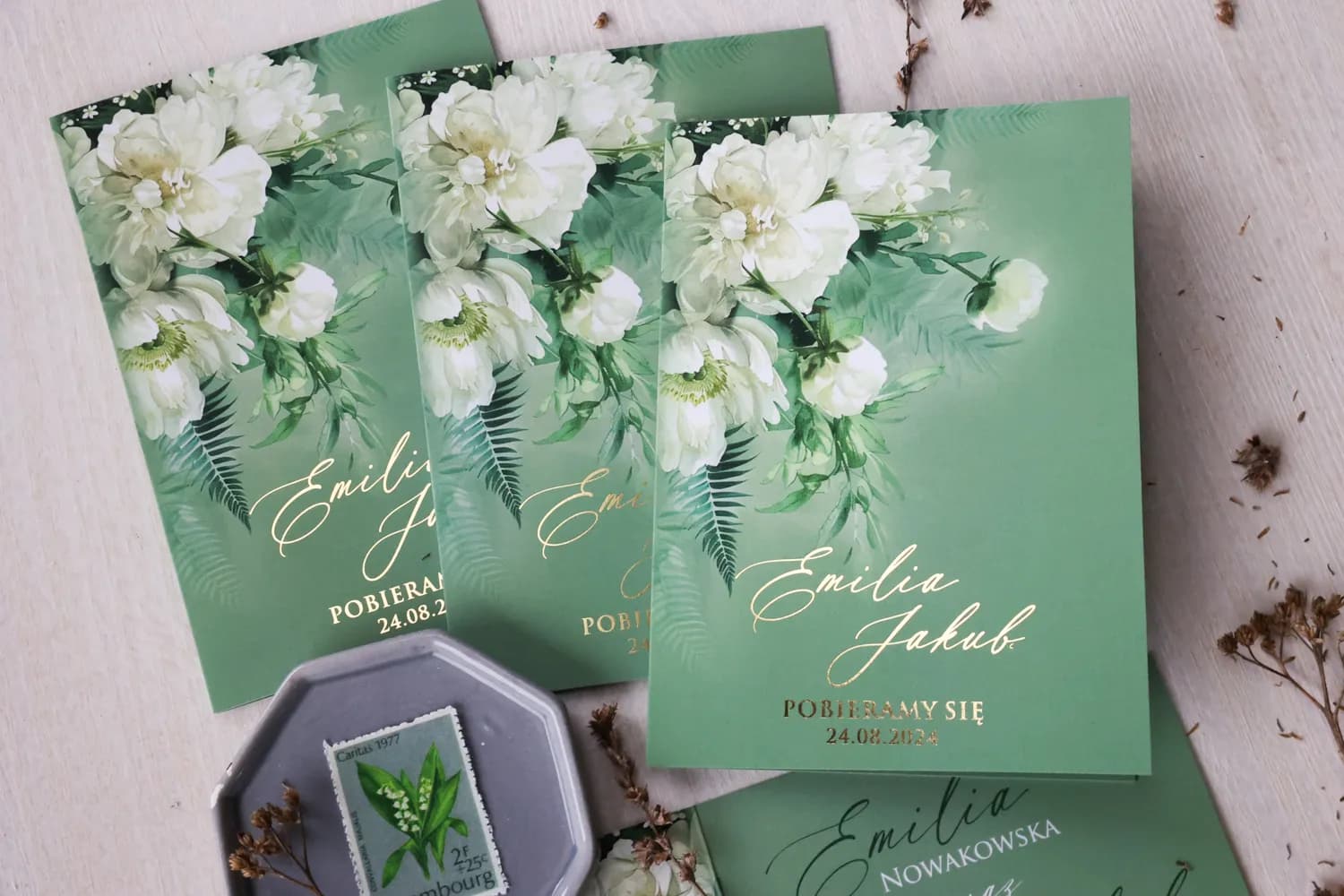 Hochzeitseinladungen in Smaragdgrün mit weißen Pfingstrosen und Goldprägung – Ruskus Nr. 12 - 3