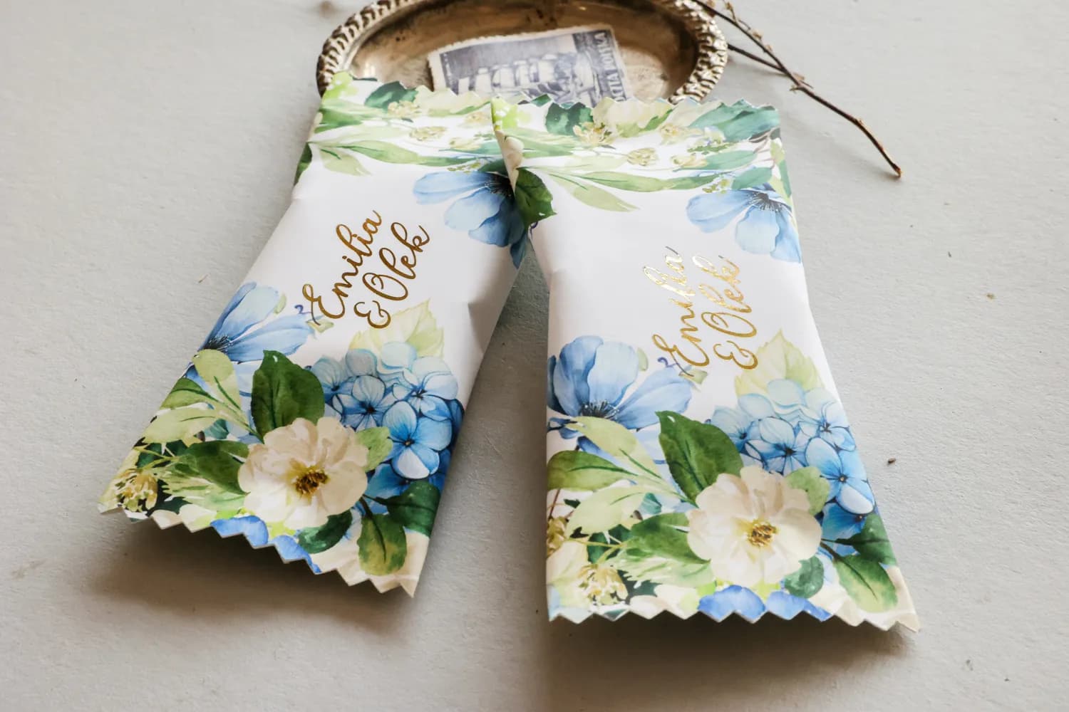 Podziękowania dla gości czekoladki złocone z błękitnymi kwiatami Rubin nr 13 - 2