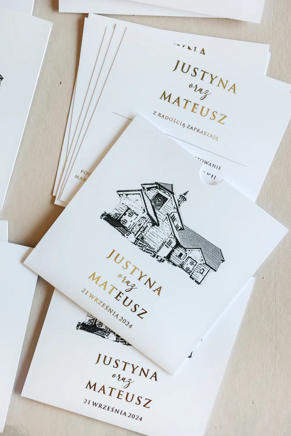 Hochzeitseinladungen im Etui minimalistisch mit Goldprägung und Soft-Touch-Folie – Mokait Nr. 1 - 2