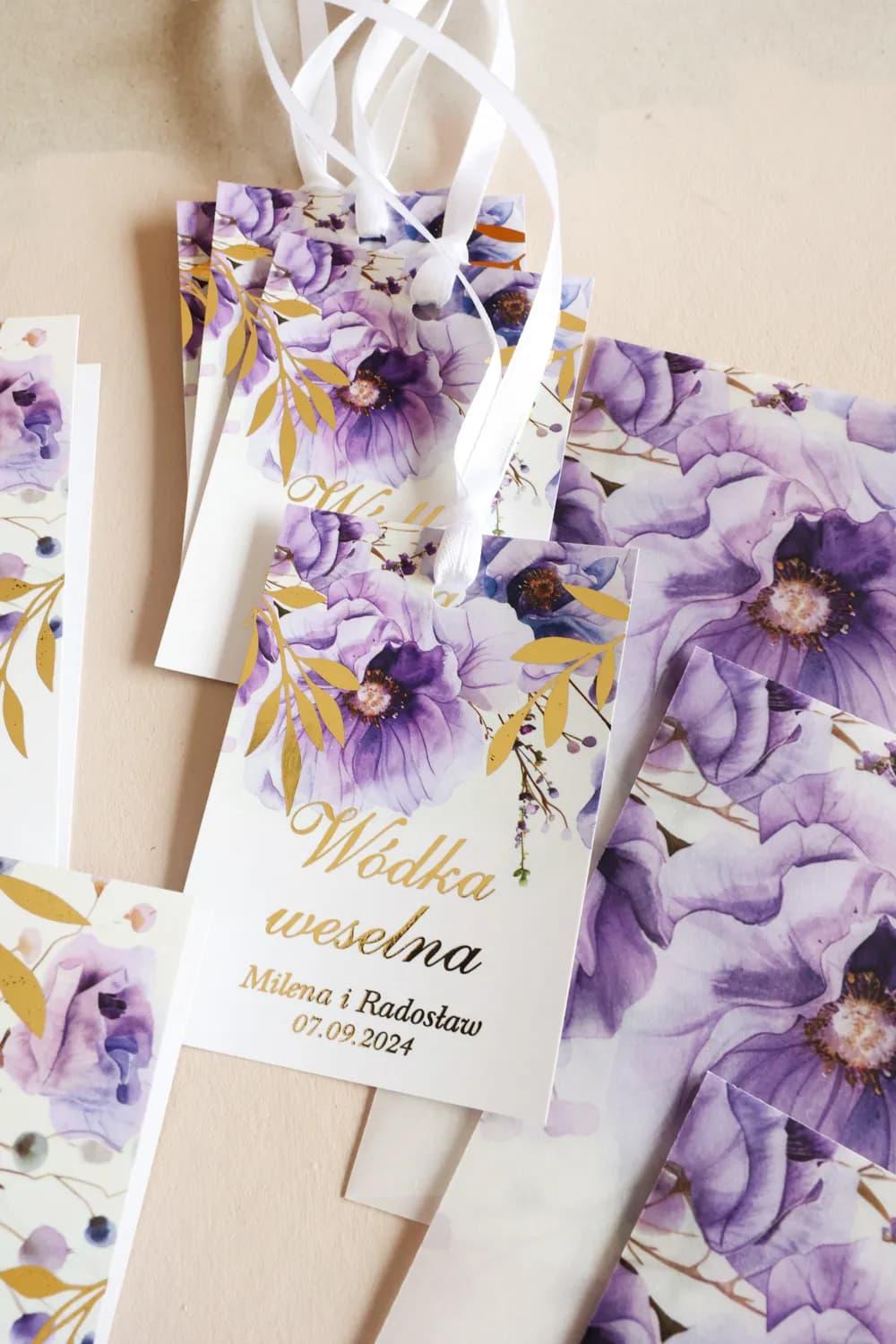 Vergoldete Flaschenanhänger Lila Blüten | Elegante Anhänger für Hochzeitsalkohol | Rubin Nr. 15 - 2