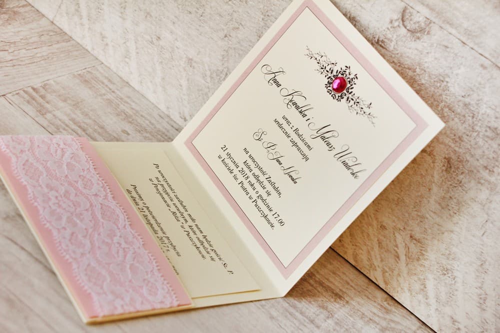 Eleganckie srebrne zaproszenia ślubne glamour z koronką, cyrkonią i kieszonką – Z Koronką nr 1