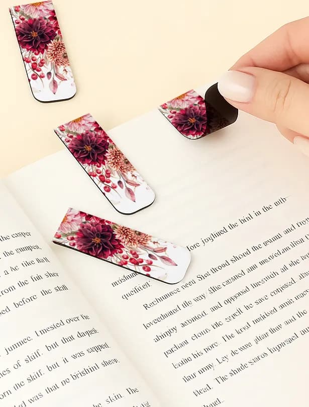 Personalisiertes Lesezeichen mit Dahlie in Burgund | Exklusives Gastgeschenk mit herbstlichem Blumenmotiv | Impresja Nr. 6 - 2