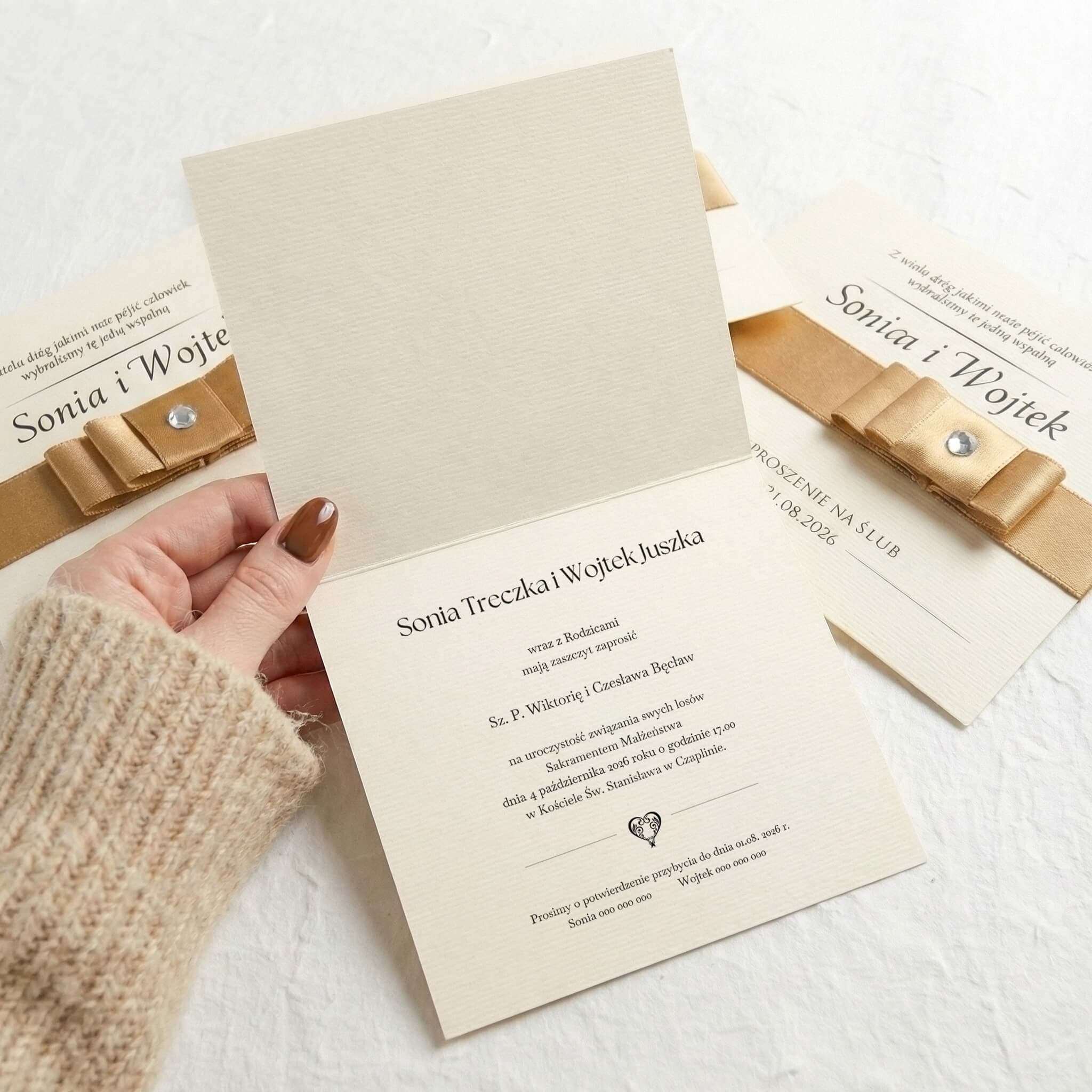 Hochzeitseinladung Gallant Nr. 1 – Klassischer Stil mit goldener Satinschleife - 3