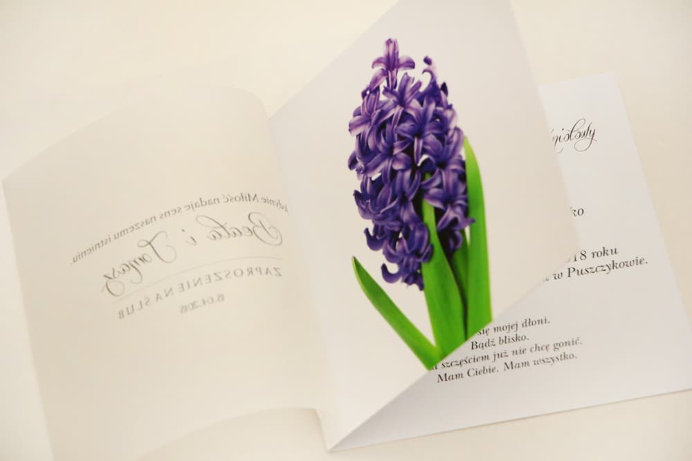 Quadratische Hochzeitseinladungen mit Transparentpapier und lila Hyazinthe, mit Satinband gebunden, Elegant Nr. 7 - 3