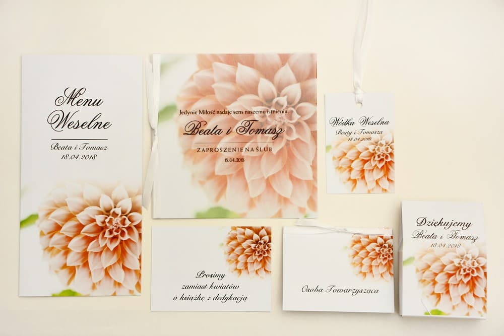 Quadratische Hochzeitseinladungen mit Transparentpapier und Dahlie, mit Satinband – Elegant Nr. 9