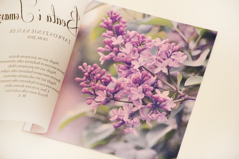 Elegante quadratische Hochzeitseinladungen mit Transparentpapier, Flieder und Satinband – Elegant Nr. 11 - 3