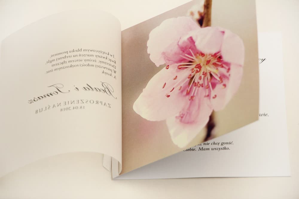 Moderne Hochzeitseinladungen mit Transparentpapier und Kirschblüte, mit Satinband - Elegant Nr. 12 - 3