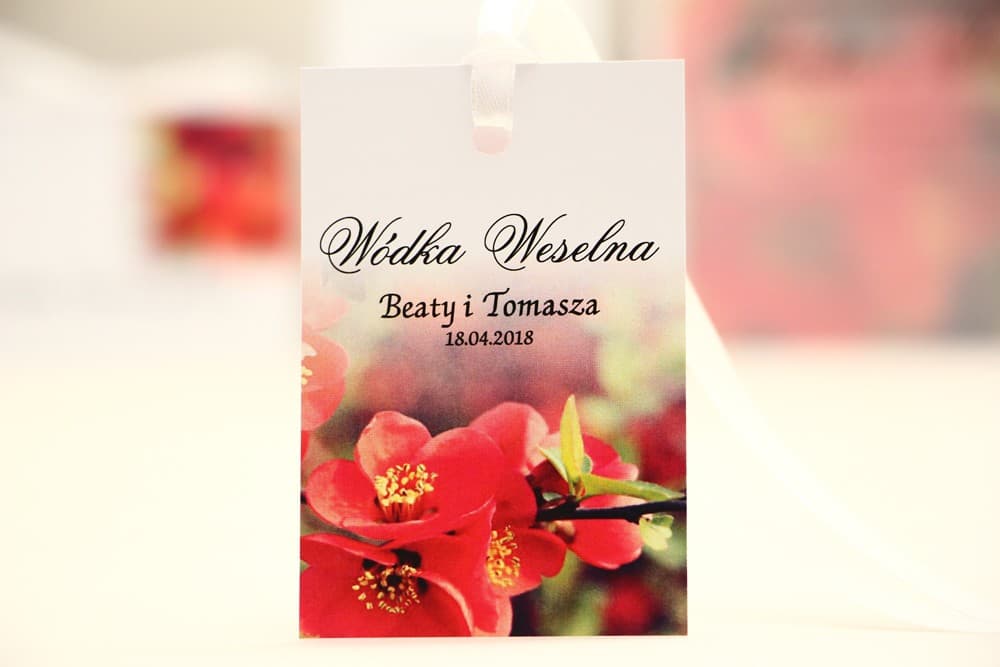 Eleganckie Zawieszki na Wódkę Weselną z Czerwonymi Kwiatami Pigwowca | Personalizowane Bileciki na Alkohol | Elegant nr 15