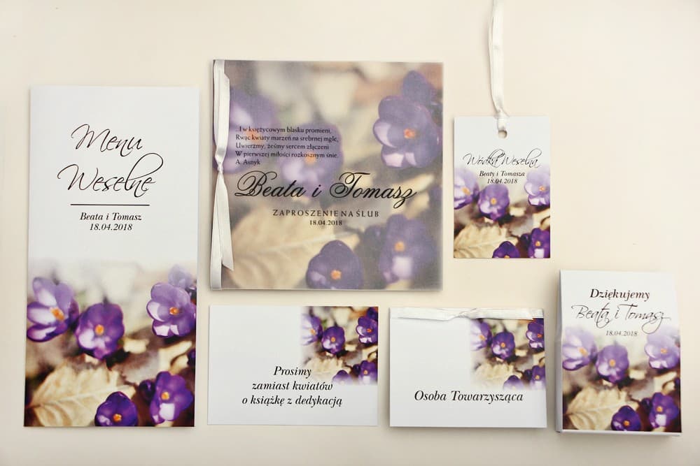 Moderne Hochzeitseinladung mit Transparentpapier und violetten Krokussen Elegant Nr. 26