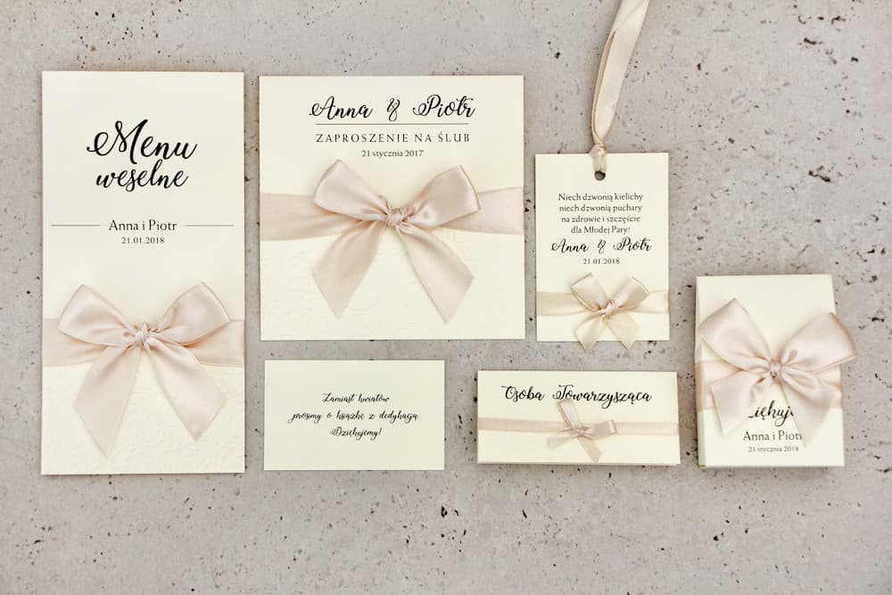 Quadratische Hochzeitseinladungen mit Schleife auf geripptem Papier – Belisa Nr. 5 - 3