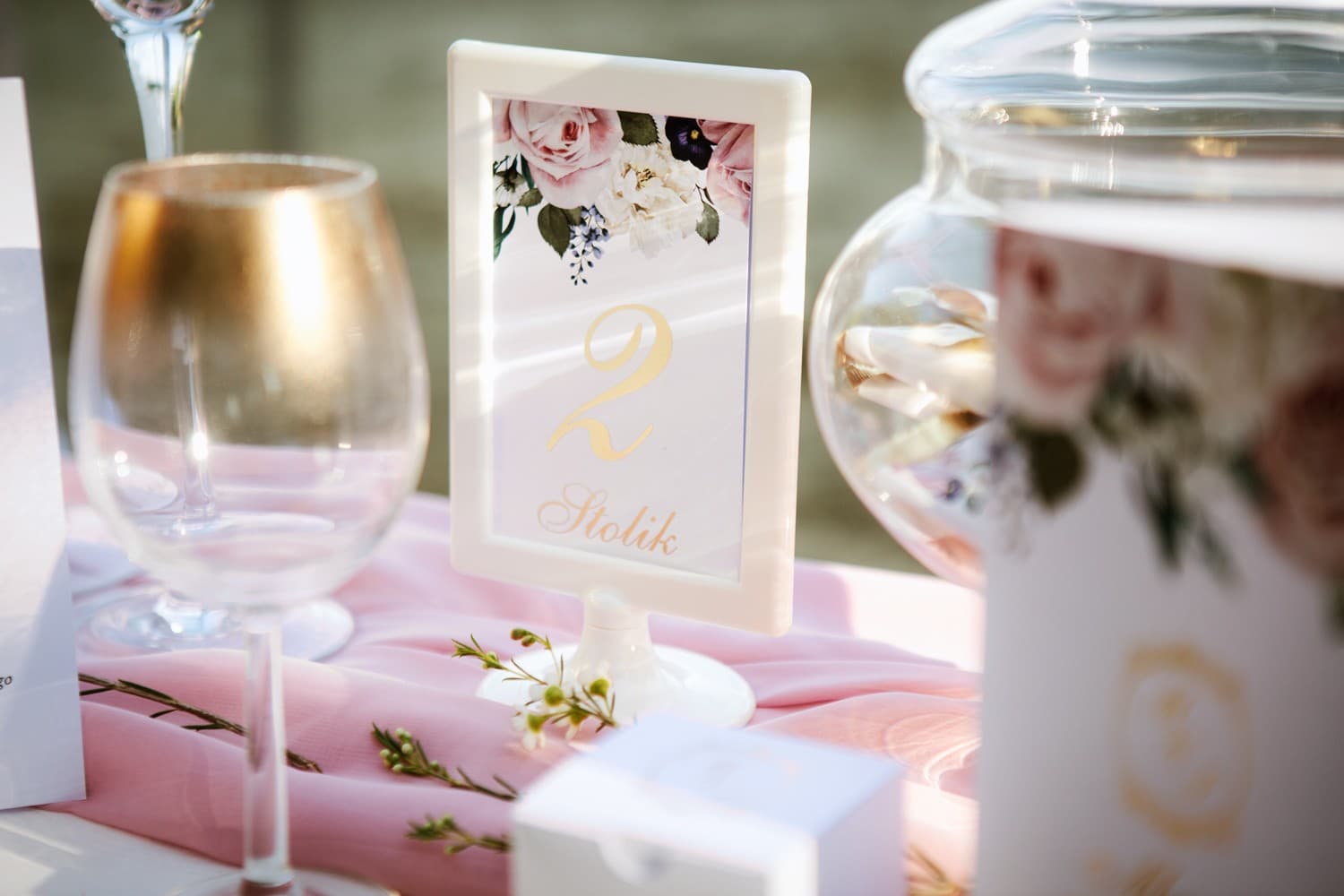 Złocone Numerki na Stół Weselny z Różami i Piwonią | Elegancka Numeracja Stołów Kwiatowa | Sorento nr 1