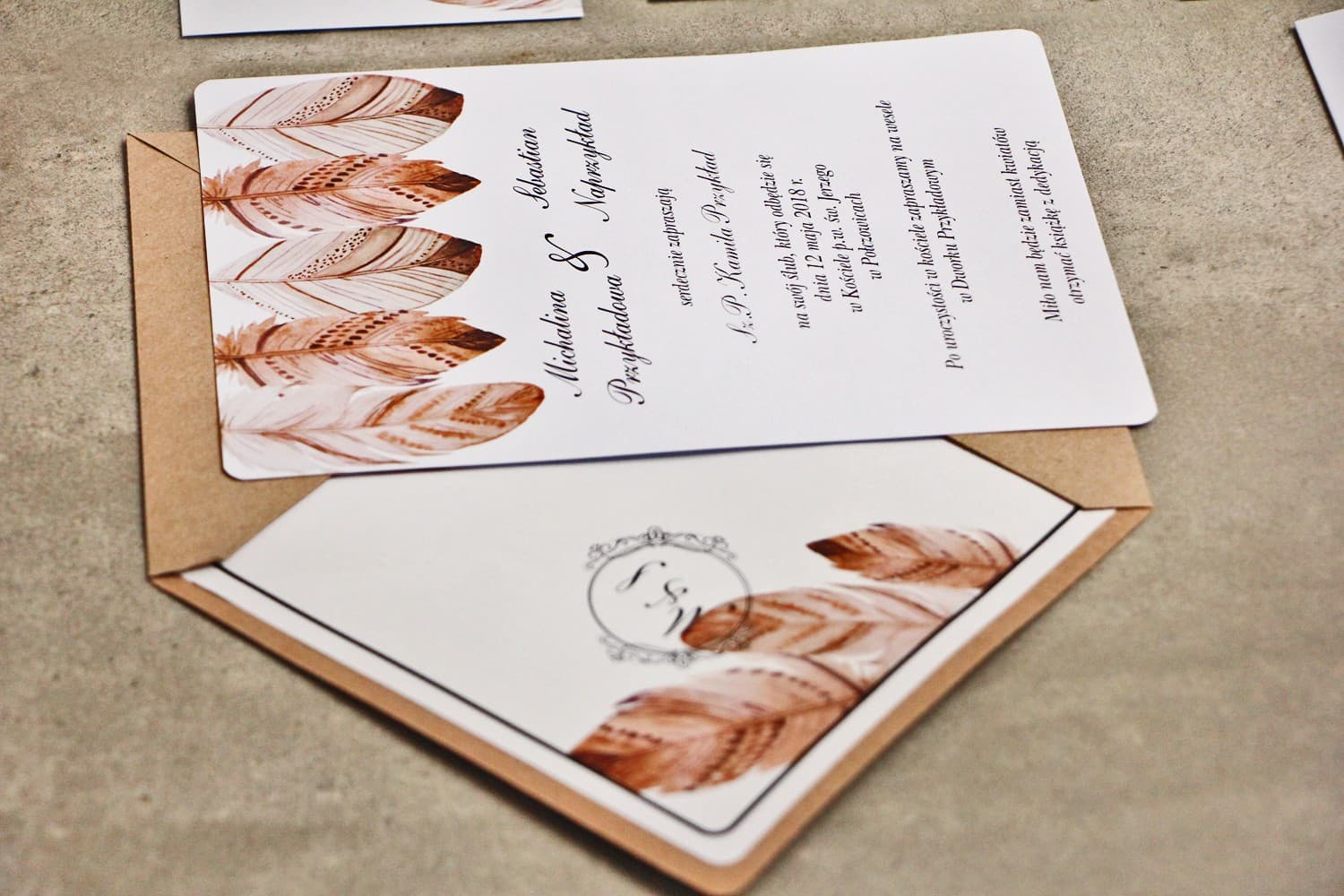 Boho Hochzeitseinladung in Creme mit Goldveredelung und Federn Sorento Nr. 10 - 3