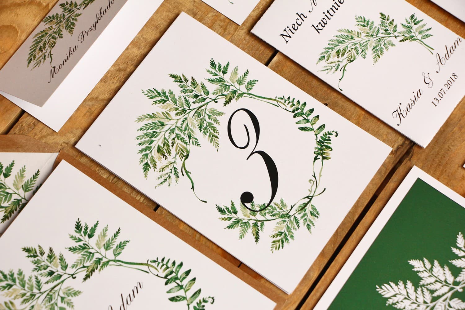 Numery na Stół Weselny Greenery z Paprocią | Stojące Numerki Botaniczne | Kalia nr 1