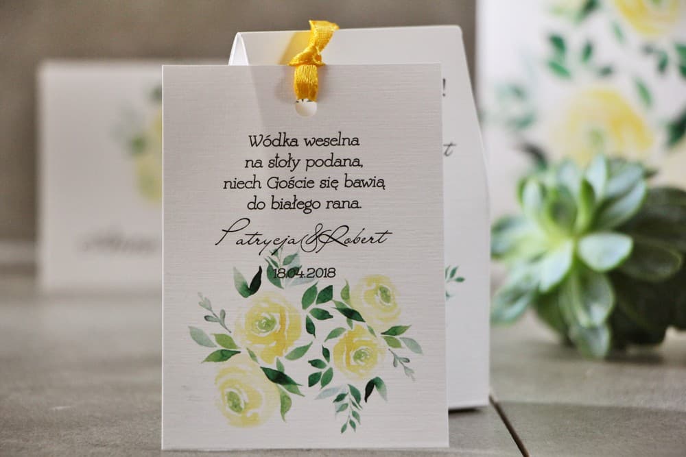 Akwarelowe Zawieszki na Wódkę z Żółtą Różą i Zielonymi Listkami | Personalizowane Przywieszki na Alkohol | Pistacjowe nr 9