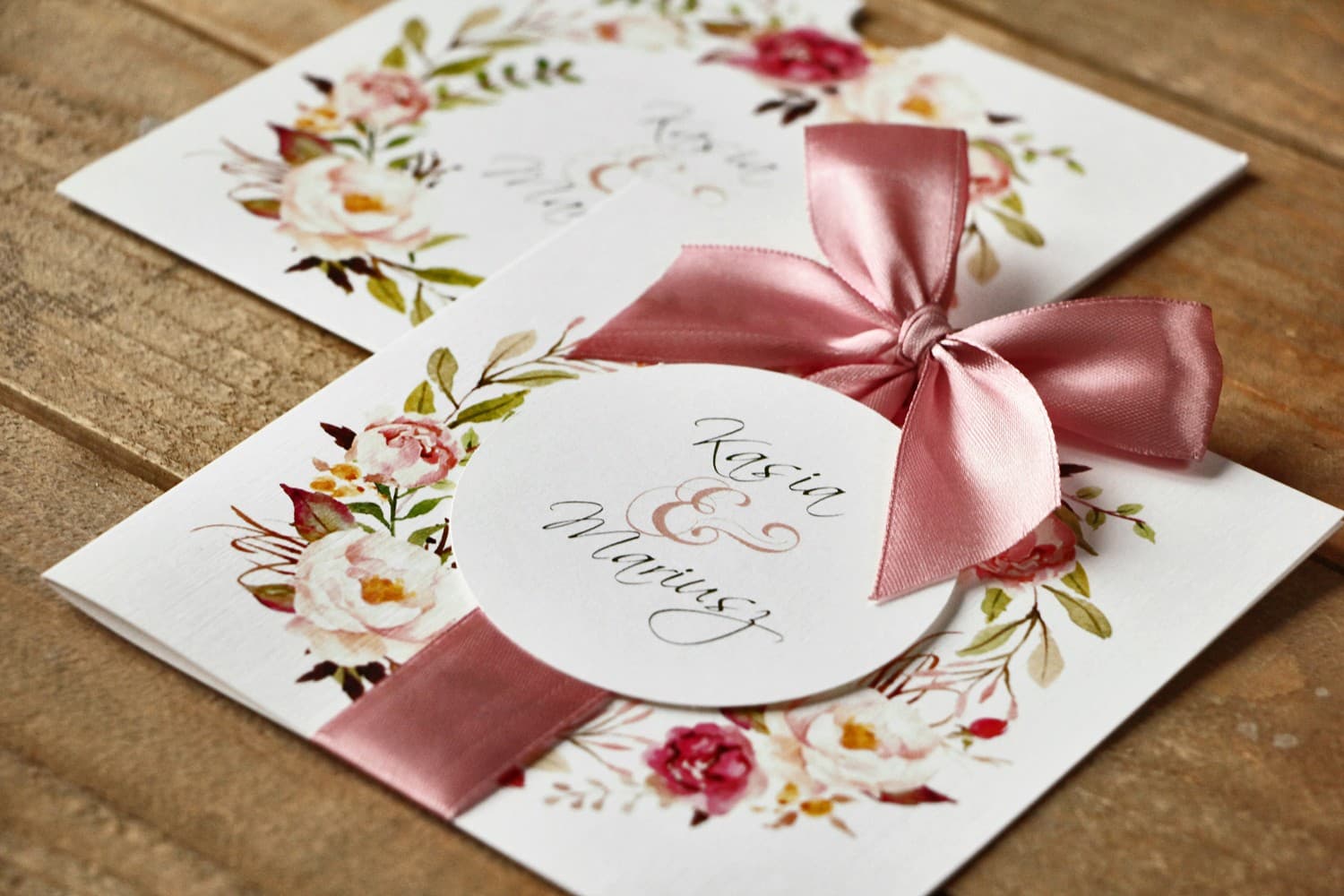 Hochzeitseinladungen mit Pfingstrosen im Etui mit Satinschleife – Malowane Kwiaty Nr. 28 - 3