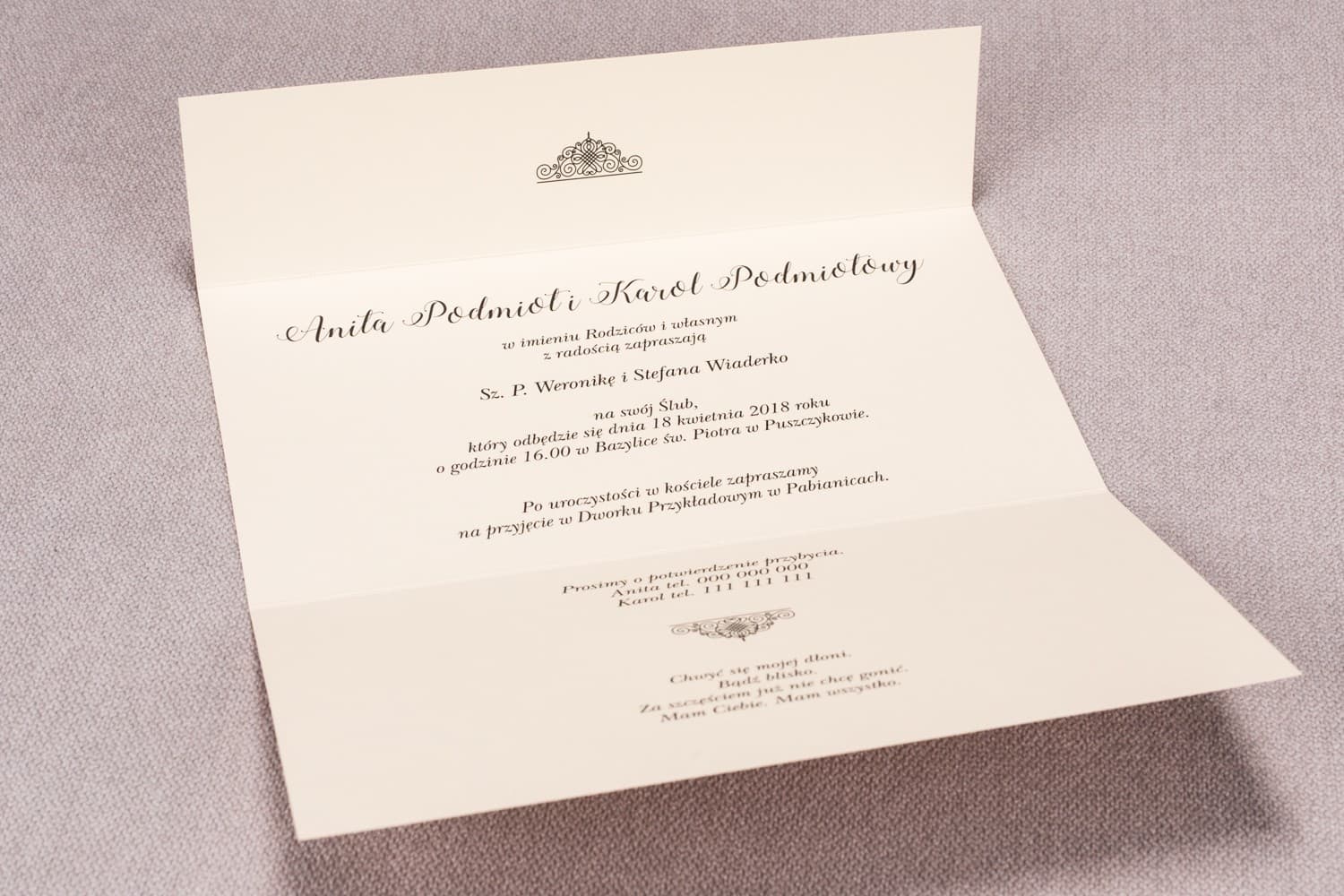 Lila Hochzeitseinladungen mit eleganter Schleife und Ornamenten – Madras Nr. 8 - 2