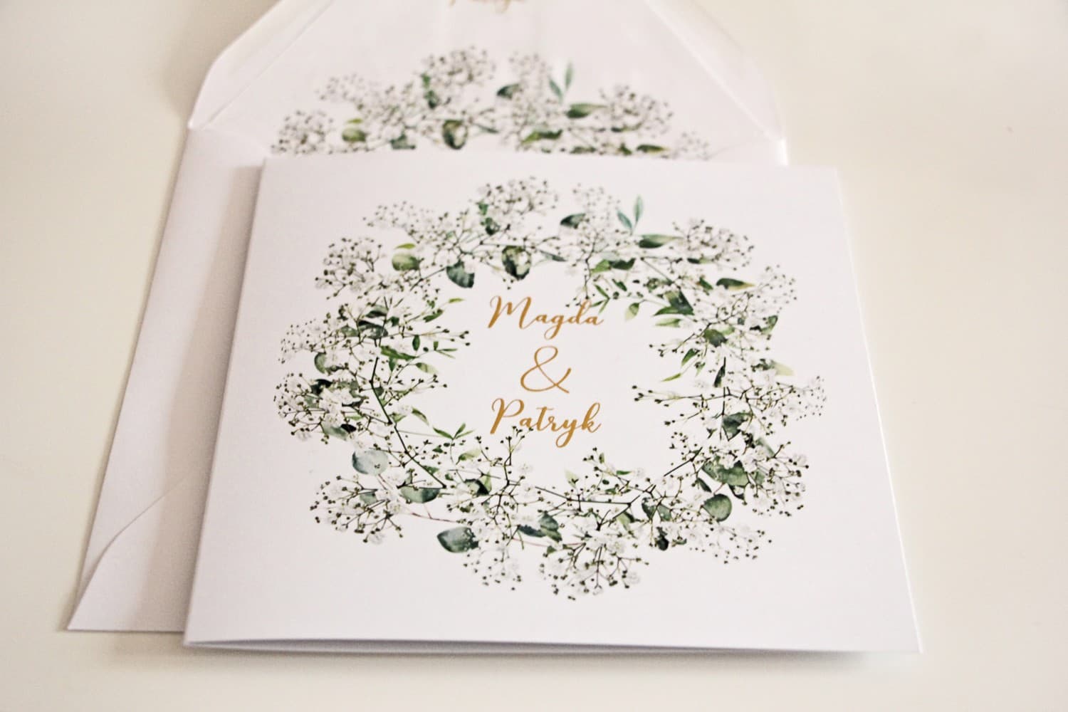 Botanische Hochzeitseinladungen mit Eukalyptus, Schleierkraut und Goldprägung – Cykade Nr. 14 - 2