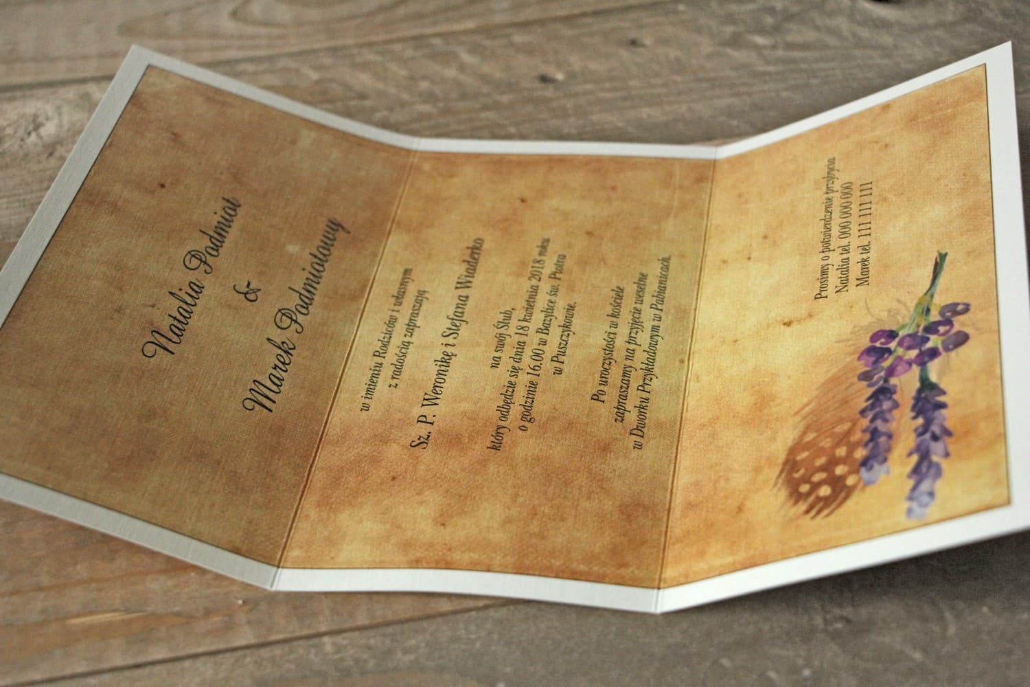 Rustikale Hochzeitseinladungen mit violetter Feder im Boho-Stil – Kollektion Karmelowe Nr. 3 - 2