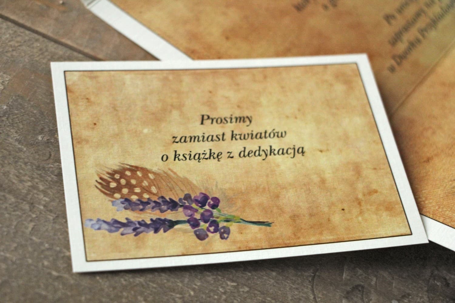 Rustykalny Bilecik Boho z Piórkiem, Wkładka do Zaproszeń | Bileciki Ślubne Zamiast Kwiatów | Karmelowe nr 3