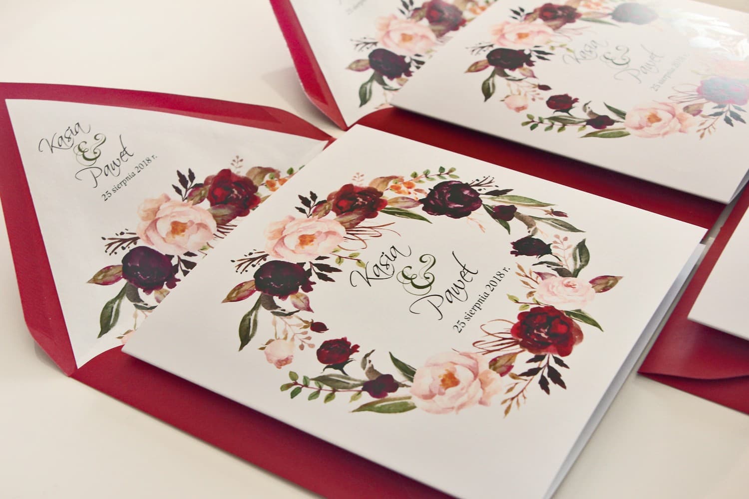 Boho Hochzeitseinladungen mit burgunderroten Rosen und Pfingstrosen, Eco-Umschlag Kalia Nr. 9 - 3