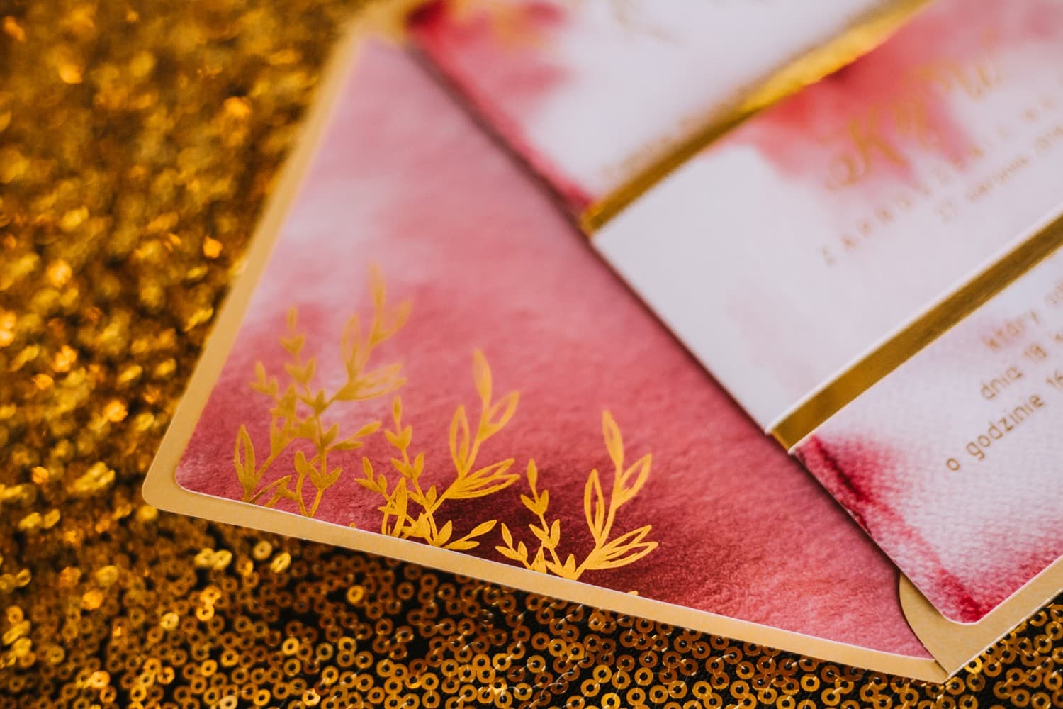 Glamour Hochzeitseinladungen in Bordeaux mit Goldprägung und Spiegel-Banderole – Kamira Nr. 1 - 3