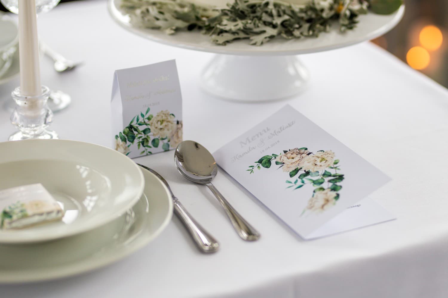 Srebrzone Menu Weselne z Piwoniami i Eukaliptusem | Eleganckie Menu Ślubne na Stół | Cykade Nr 15