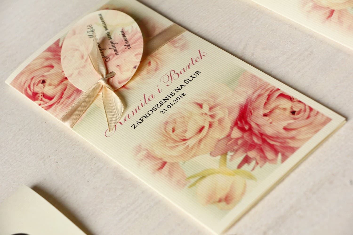 Hochzeitseinladung Pfingstrose auf cremefarbenem Papier mit Anhänger – Magnet Nr. 3 - 2