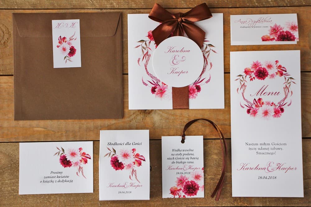 Hochzeitseinladungen mit Satinband auf Leinenstrukturpapier mit herbstlichen Dahlien in Bordeaux – Akwarele Nr. 2