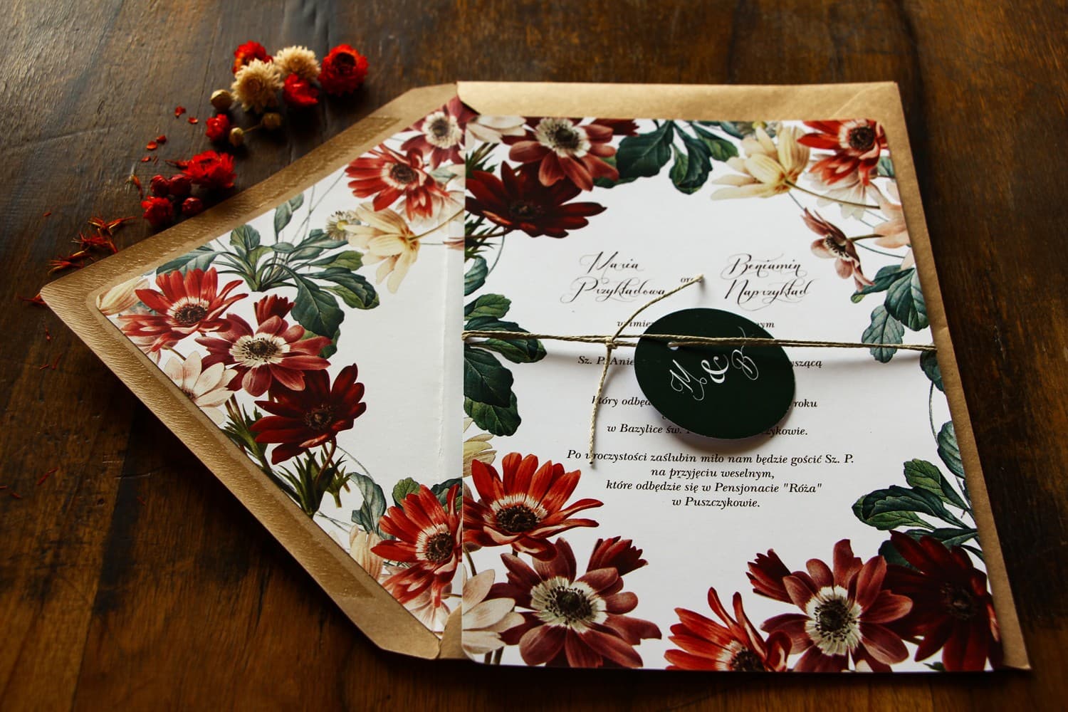 Einblatt-Hochzeitseinladungen mit Gänseblümchen und weinroten Blumen – Indygo Nr. 3 - 3