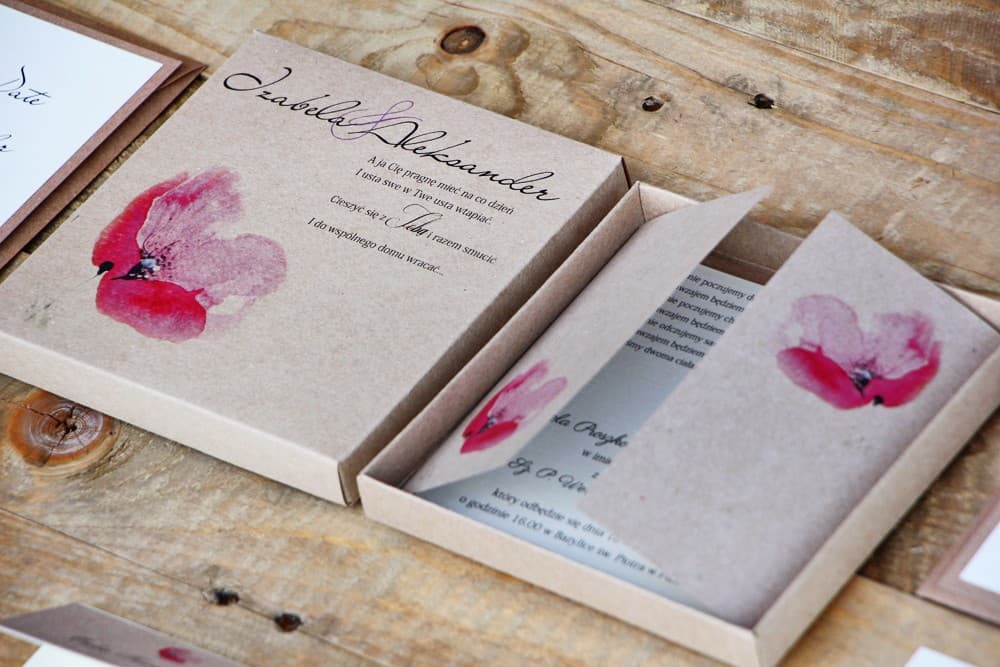 Elegante florale Hochzeitseinladung auf Leinenstrukturpapier in Öko-Box mit rosa Mohn - Margaret Nr. 5