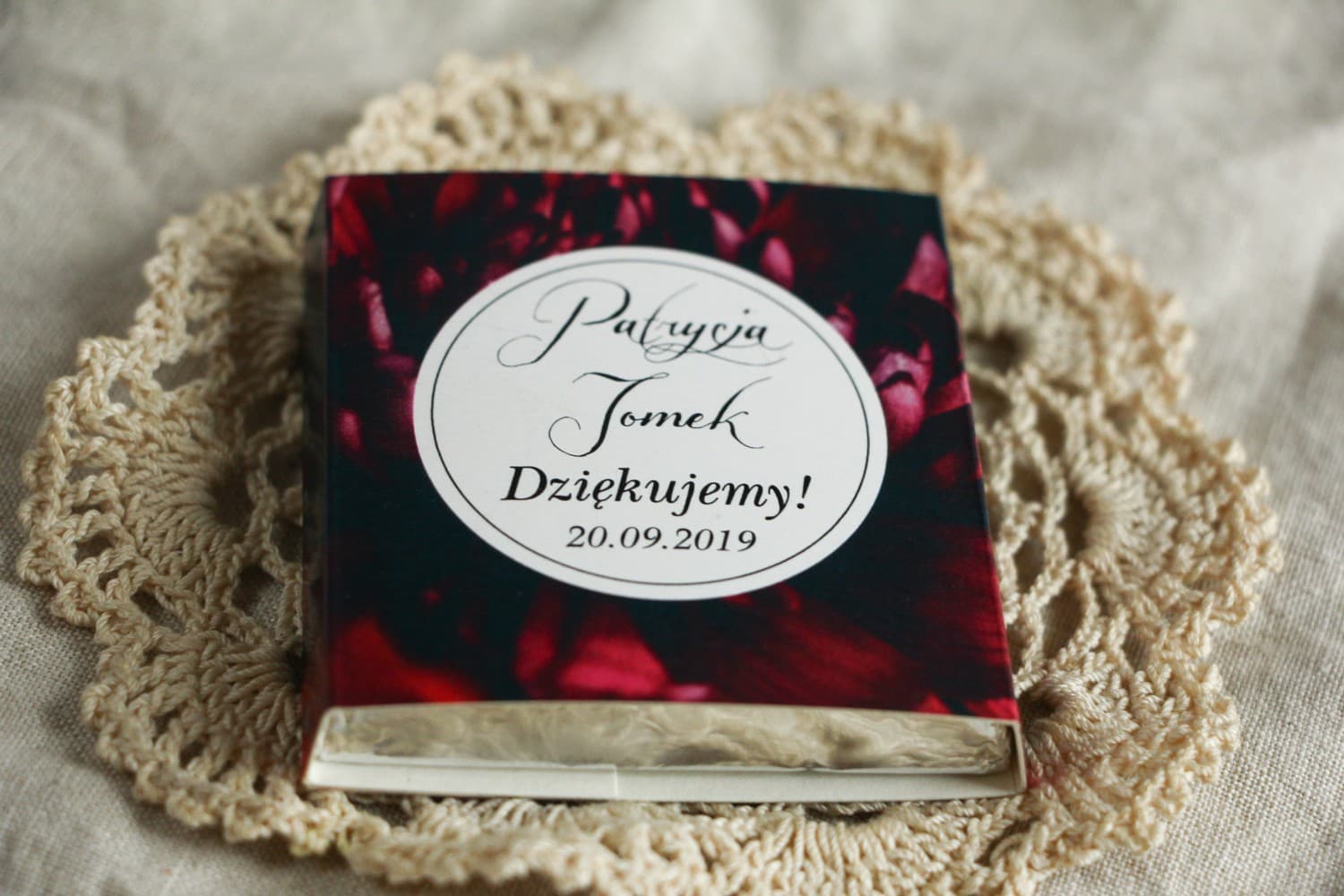 Czekoladki Ślubne Botanik nr 5 | Czarna Owijka z Bordowymi Piwoniami i Różami | Podziękowania dla Gości