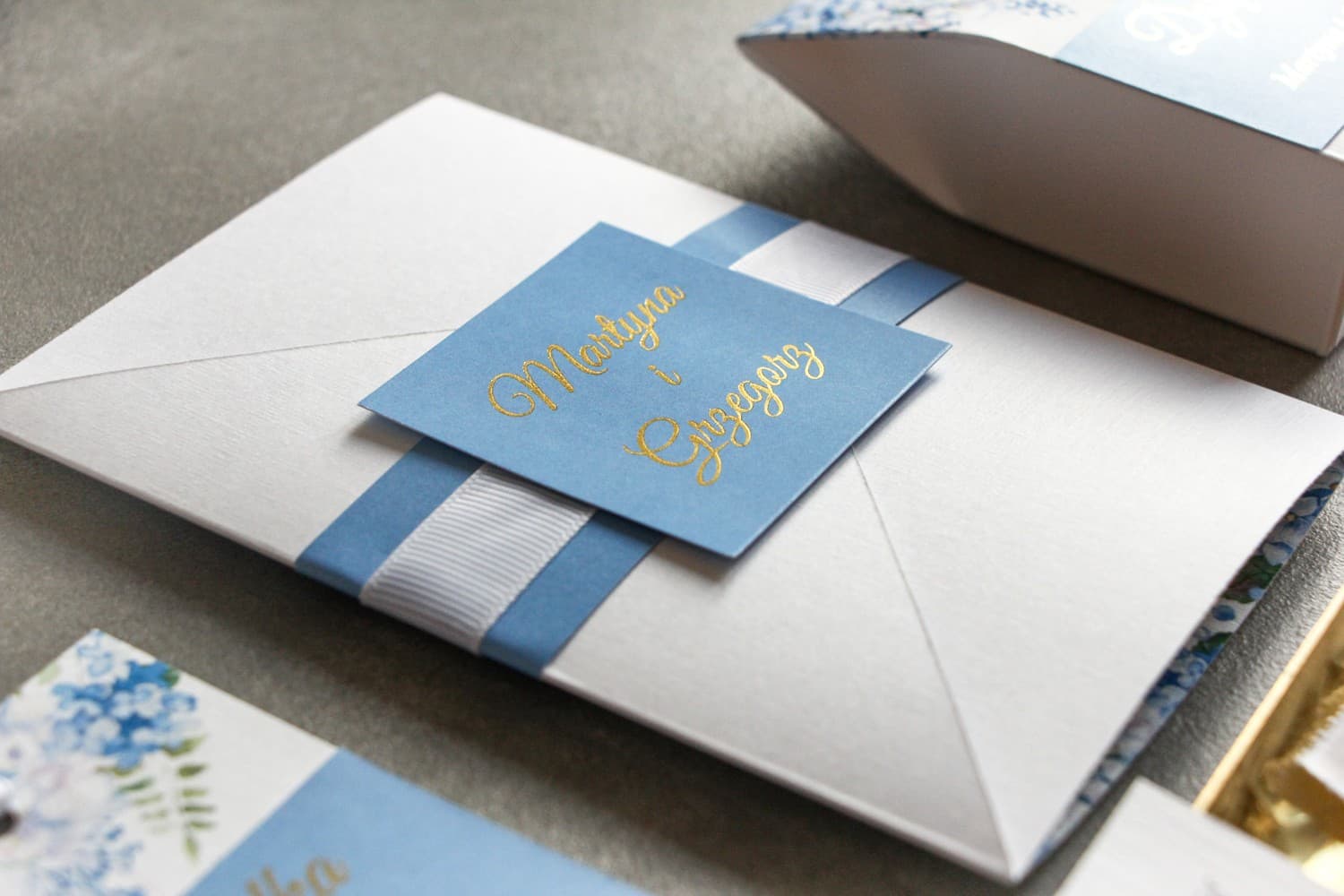 Hochzeitseinladungen mit blauer Hortensie, Goldfolienprägung und weißem Band – Lotaro Nr. 1