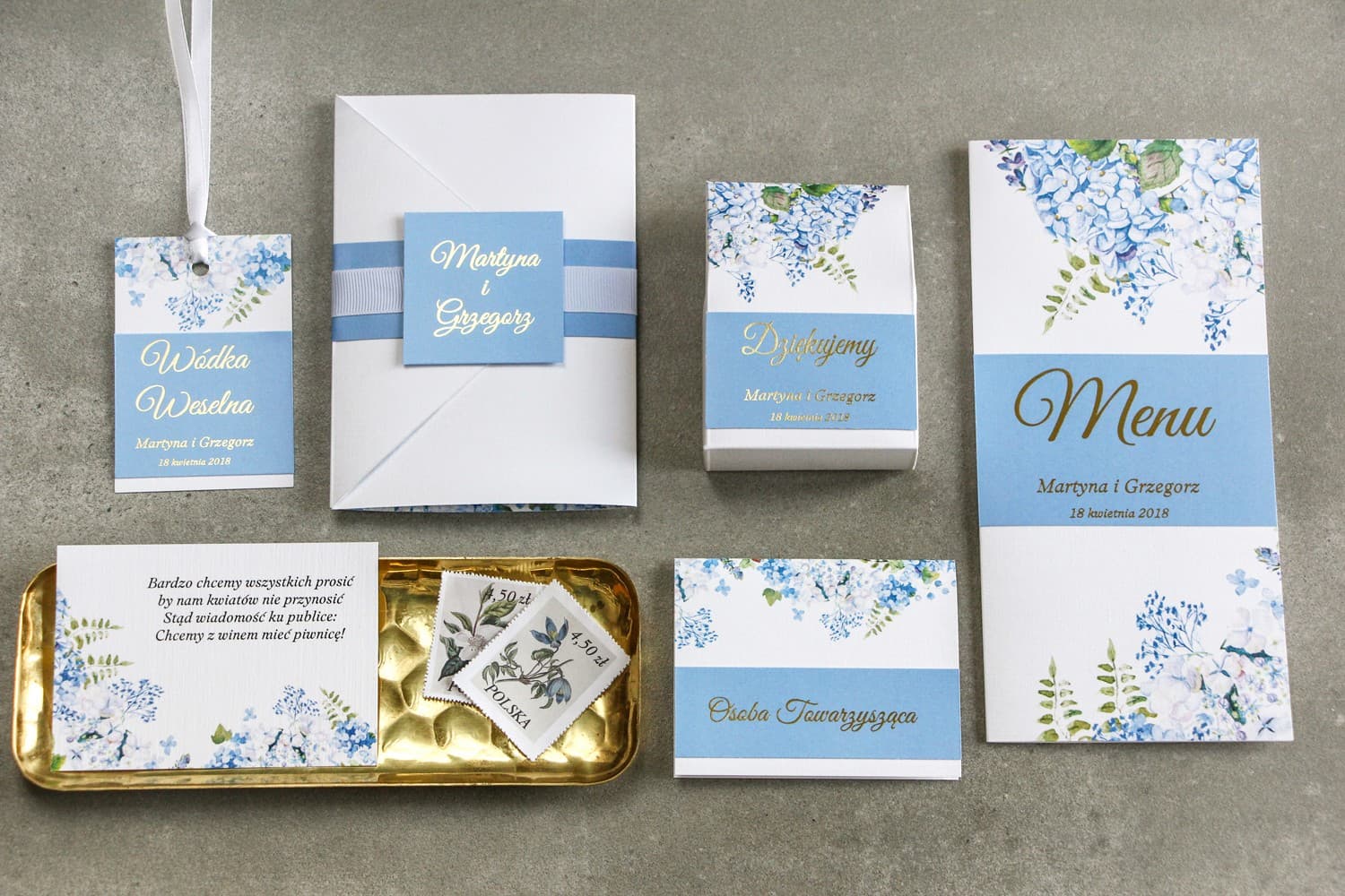 Hochzeitseinladungen mit blauer Hortensie, Goldfolienprägung und weißem Band – Lotaro Nr. 1 - 2