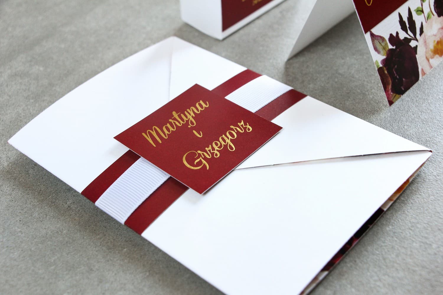 Hochzeitseinladungen Bordeaux mit Goldfolierung und weißen Pfingstrosen – Lotaro Nr. 3 - 2