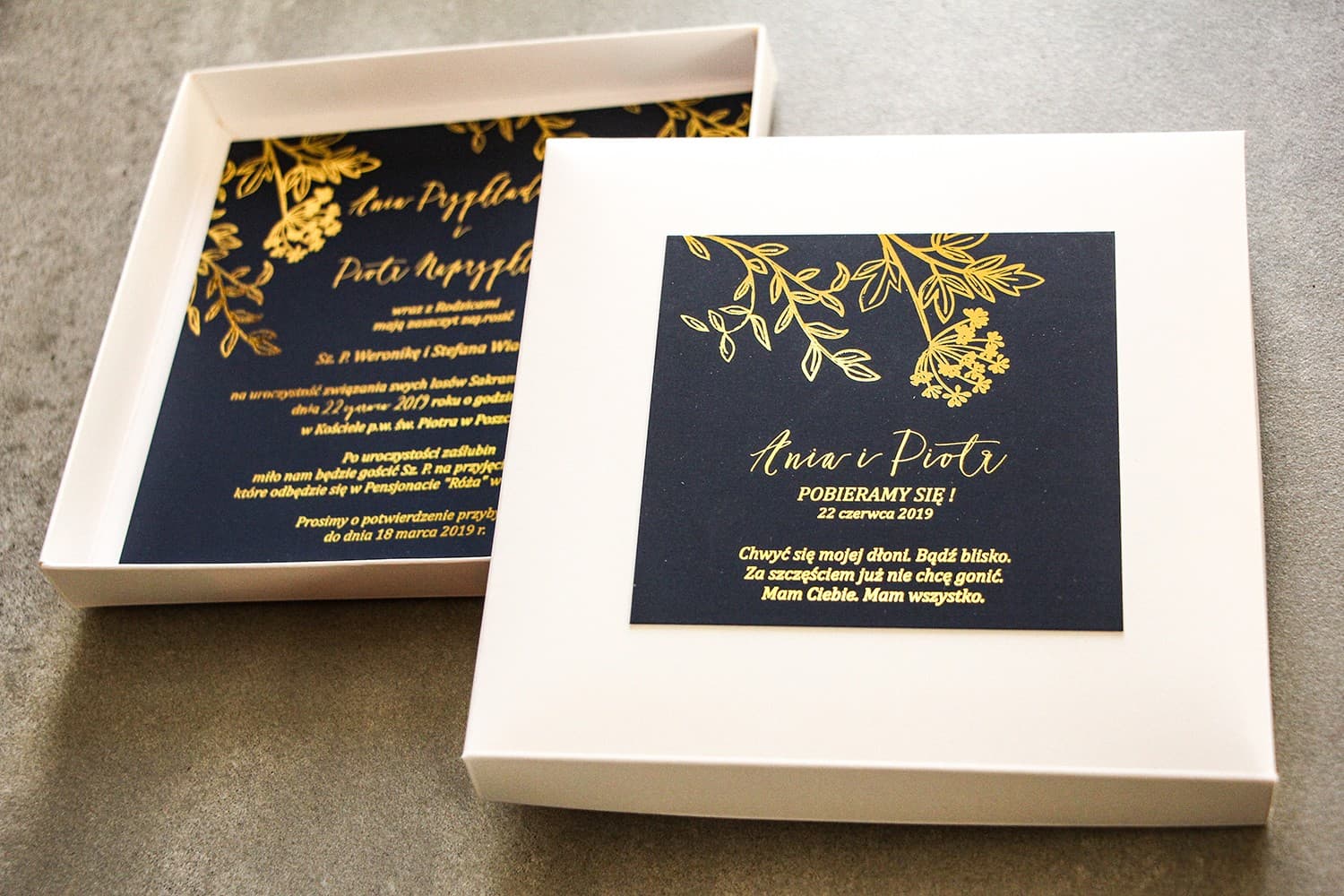Zaproszenia ślubne glamour w pudełku granatowe ze złotymi gałązkami – Szafir nr 2 - 3