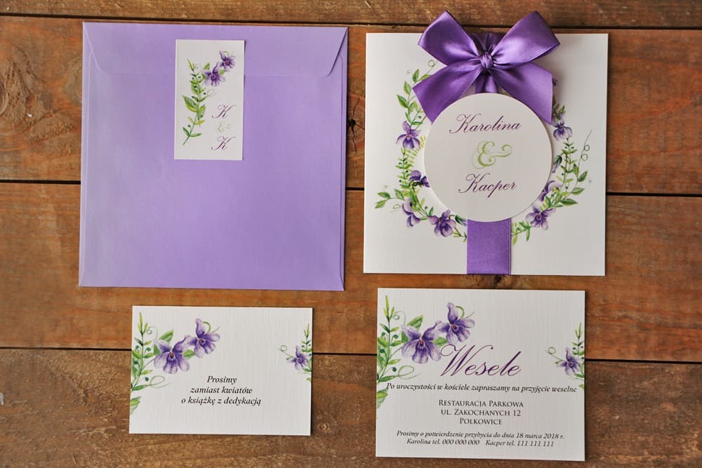 Aquarell-Hochzeitseinladungen mit violetten Veilchen im Etui und Schleife – Akwarele Nr. 7 - 3