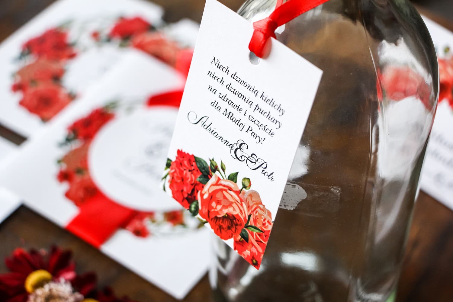 Eleganckie zawieszki na wódkę weselną, różowe kwiaty piwonii | Etykiety na alkohol | Malowane Kwiaty nr 31