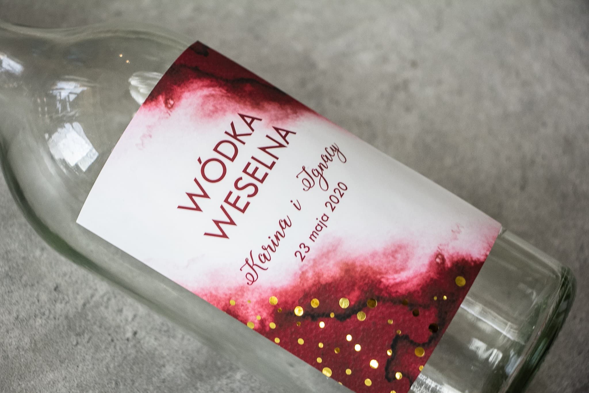 Etykiety na Wódkę Weselną Burgundowe Złocone | Personalizowane Naklejki na Alkohol Glamour | Bakarto nr 2